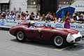 Miss con ombrellino che affianca un vettura storica Ferrari un vero bolide della casa di Maranello al Gran Premio di Bari 2011